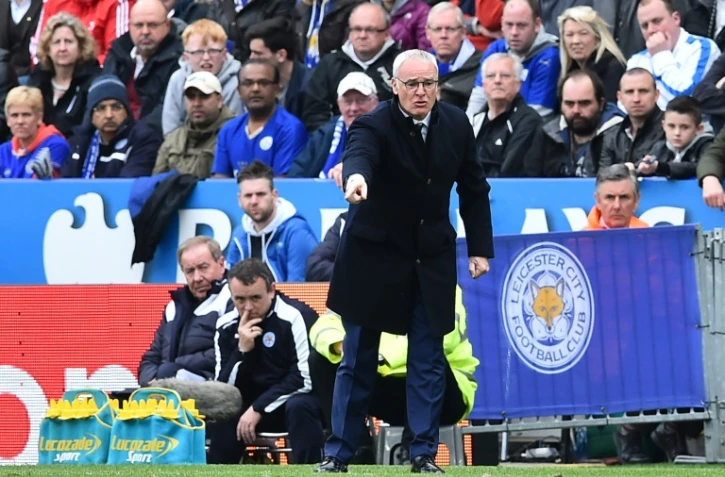 Le manager de Leicester Claudio Ranieri donne des instructions lors du match face à Swansea, le 24 avril 2016 à Leicester