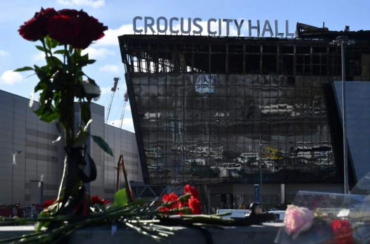 Des fleurs déposées devant le Crocus City Hall, cible d'un attentat meurtrière, le 25 mars 2024 à Krasnogorsk, dans la banlieue de Moscou
