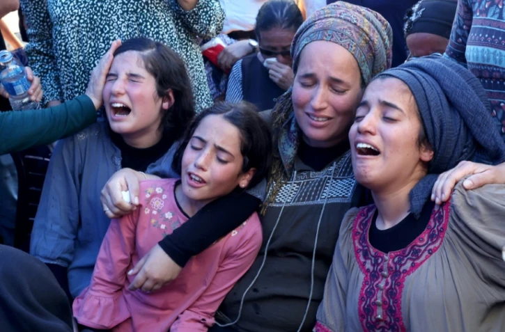 Des proches d'un adolescent israélien de 17 ans, tué mardi lors d'une attaque palestinienne, pleurent à son enterrement le 21 juin 2023