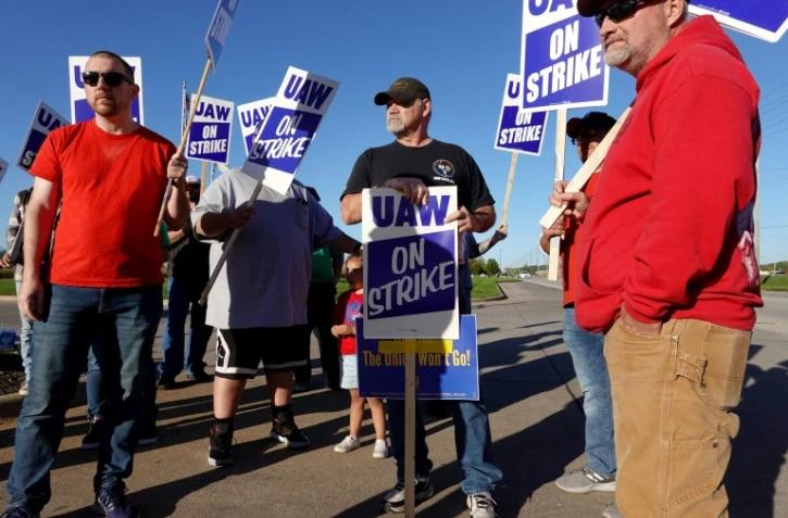Des salariés du constructeur de tracteurs John Deere en grève à East Moline, dans l'Illinois, le 14 octobre 2021