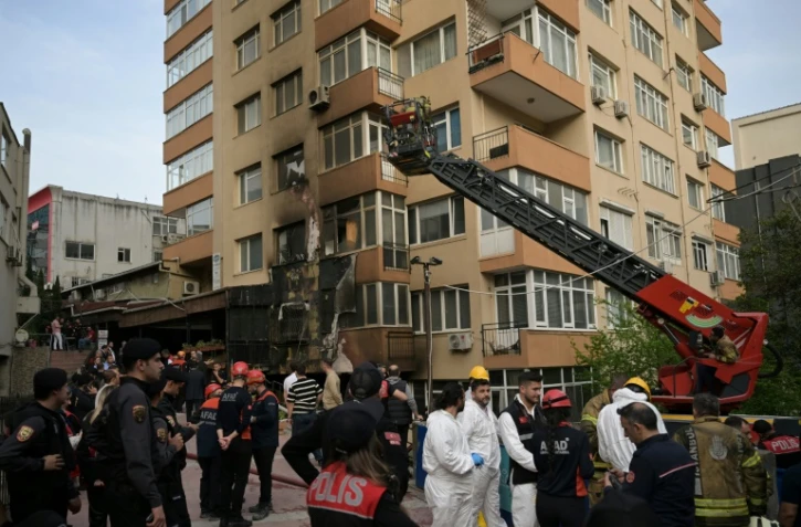 Des équipes de secours sur le site d'un incendie qui s'est déclaré au sous-sol d'un immeuble résidentiel à Istanbul, le 2 avril 2024 en Turquie