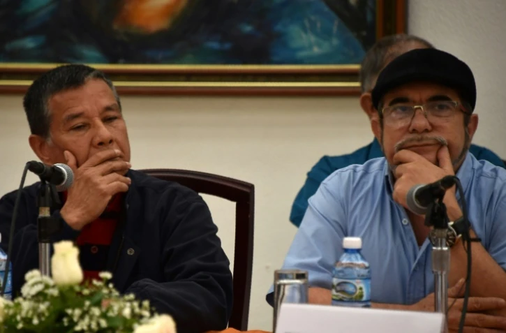 Le commandant des FARC-EP Timoléon Jiménez (D) et  Nicolas Rodriguez, membre de l'Armée nationale de Libération (ELN), assistent à une conférence de presse à La Havane, le 11 mai 2017