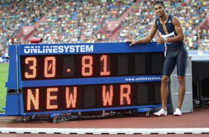 Le Sud Africain Wayde Van Niekerk pose devant le tableau électronique après avoir réussi la meilleure performance de tous les temps sur 300 m en 30 sec 81, lors du meeting d'Ostrava, le 28 juin 2017