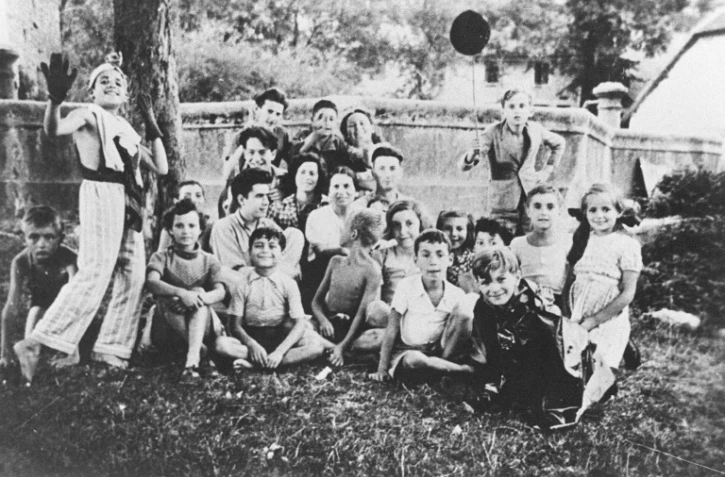 Une photo datant d'avril 1944 d'enfants juifs d'Izieu avant leur déportation dans des camps nazis 