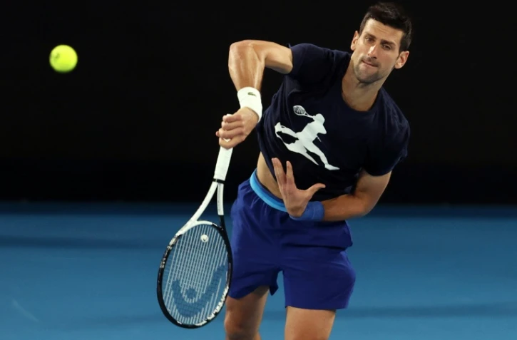 Le Serbe Novak Djokovic s'entraîne en vue de l'Open d'Australie, le 14 janvier 2022 à Melbourne
