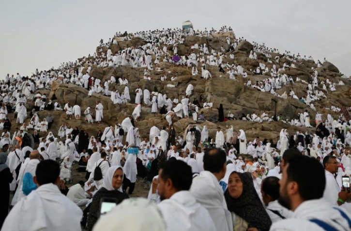 Des pèlerins musulmans sur le Mont Arafat, lors d'un hajj, le 27 juiin 2023 en Arabie saoudite