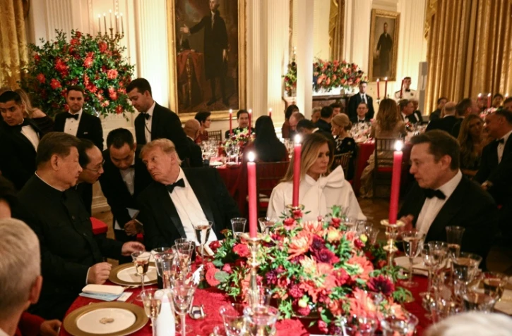 Echange entre le prĂ©sident chinois Xi Jinping (Ă g.) et le prĂ©sident amĂ©ricain Donald Trump par lâintermĂ©diaire dâinterprĂštes, lors dâun dĂźner dâĂtat Ă la Maison-Blanche Ă Washington, DC, le 24 septembre 2026