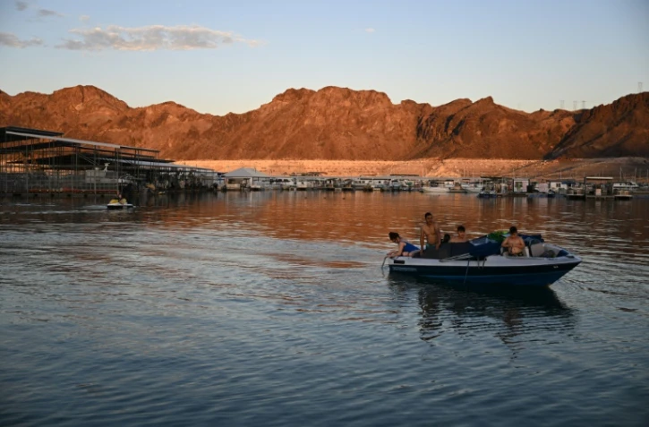Des plaisanciers sur le lac Mead à Boulder City, dans le Nevada. Au loin, les strates claires montrent le recul du niveau du lac au fil des années