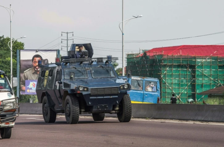 Un véhicule blindé de la police congolaise patrouille dans les rues de Kinshasa, le 30 novembre 2017, lors d'une journée de manifestation