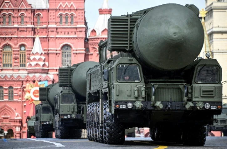 Des lanceurs de missiles balistiques intercontinentaux Yars défilent sur la place Rouge à Moscou, le 9 mai 2024