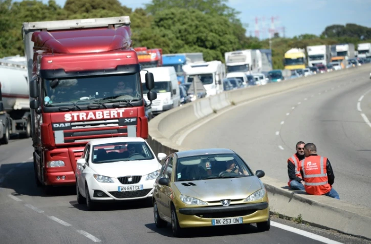 Chauffeurs routiers en grève le 9 mai 2016, près de Port-de-Bouc, dans les Bouches-du-Rhône