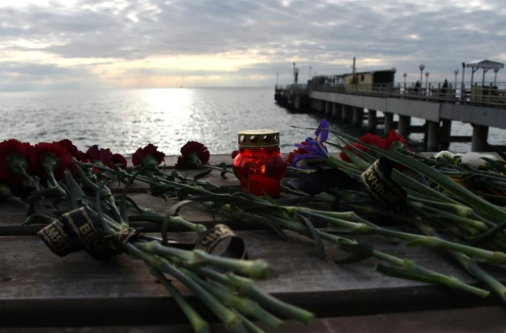 Des fleurs en hommage du crash de l'avion déposées sur la côte en bordure de la Mer Noire le 26 décembre 2016 à Sotchi