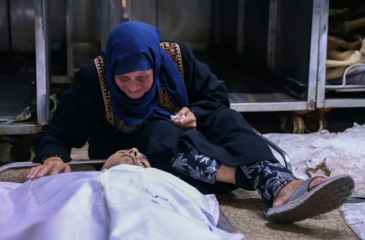 Une femme palestinienne pleure un proche tué dans un bombardement israélien, dans la ville de Gaza, le 30 juin 2025