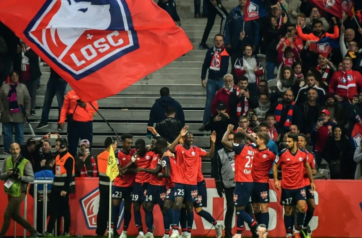 L'attaquant ivoirien de Lille Nicolas Pepe félicité par son équipe après son but à domicile face à Marseille le 30 septembre 2018 