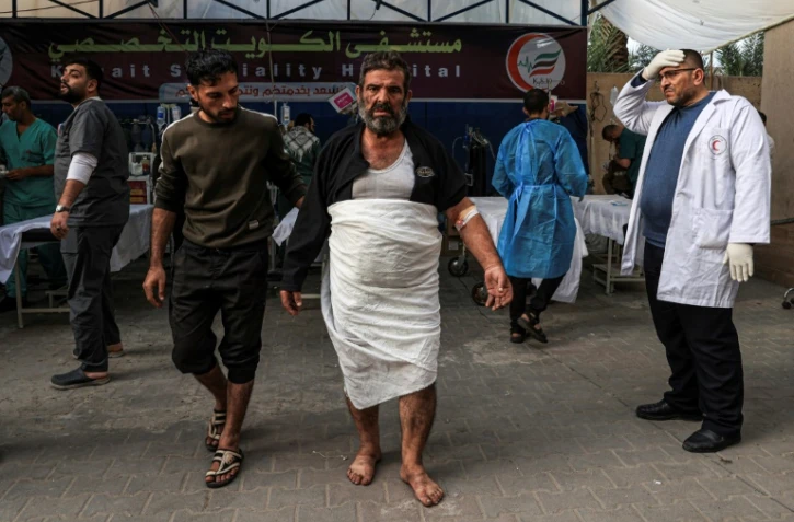 Un homme blessé dans un bombardement israélien est soigné à l'hôpital Koweïtien de Rafah, dans le sud de la bande de Gaza, le 20 décembre 2023