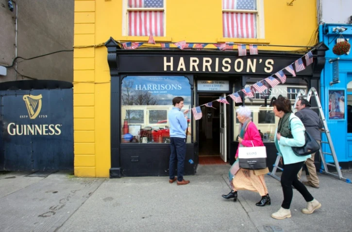 Des drapeaux américains sont accrochés à l'extérieur d'un bar du centre-ville de Ballina, en Irlande, le 7 avril 2023
