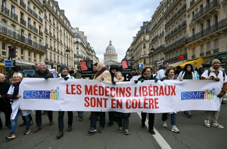 Manifestation de médecins libéraux contre une "dérive autoritaire" qui menace selon eux leur "liberté d'exercice", le 10 janvier 2026 à Paris 