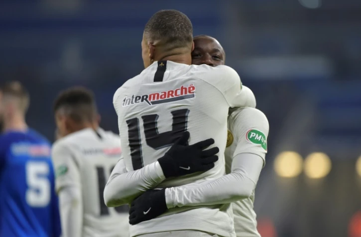 L'attaquant du PSG Moussa Diaby félicité par son coéquipier Kylian Mbappé après son but contre Villefranche-sur-Saône, en Coupe de France, le 6 février 2019 à Décines-Charpieu près de Lyon