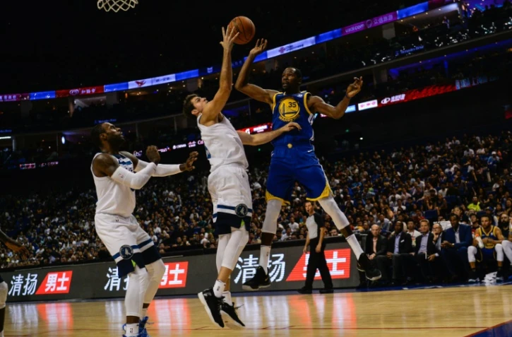Kevin Durant (d), alors chez les Golden State Warriors, lors d'un match de NBA face aux Minnesota Timberwolves, à Shanghai, le 8 octobre 2018 