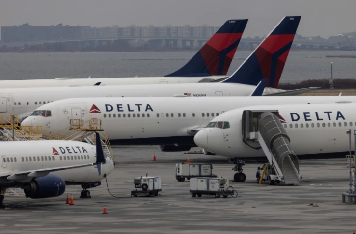 Des appareils de la compagnie aérienne Delta Airlines sur le tarmac de l'aéroport de New York le 24 décembre 2021