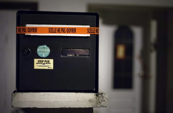 Des scellés sur la boîte aux lettres d'une famille de quatre personnes disparues à Orvault, près de Nantes, le 24 février 2017