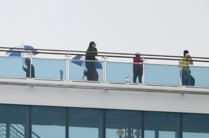 Des passagers du Diamond Princess, en quarantaine dans le port japonais de Yokohama, le 16 février 2020