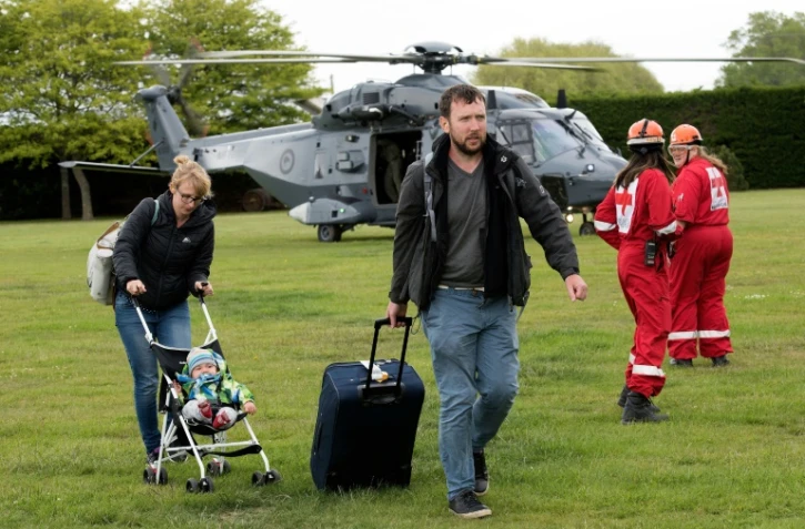 Des touristes allemands à leur arrivée le 16 novembre 2016 à Woodend après avoir été évacués de Kaikoura par hélicoptère