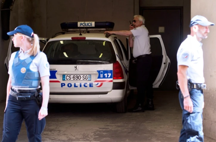 Un supporter anglais supposé impliqué dans les violences de samedi arrive avec des policiers le 13 juin 2016 au tribunal de Marseille