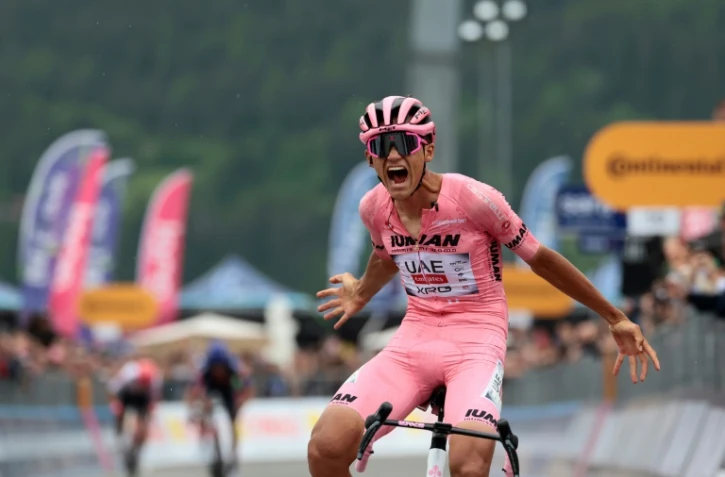 Le Mexicain Isaac Del Toro de l'UAE Team Emirates franchi la ligne d'arrivée de la 17e étape du Giro le 28 mai 2025 à Bormio en Italie