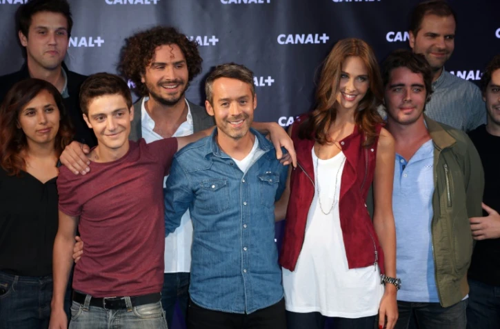 L'animateur Yann Barthès (c) et son équipe du "Petit Journal", lors d'une séance photo lors de la présentation de la nouvelle saison de Canal + le 28 août 2013 à Paris