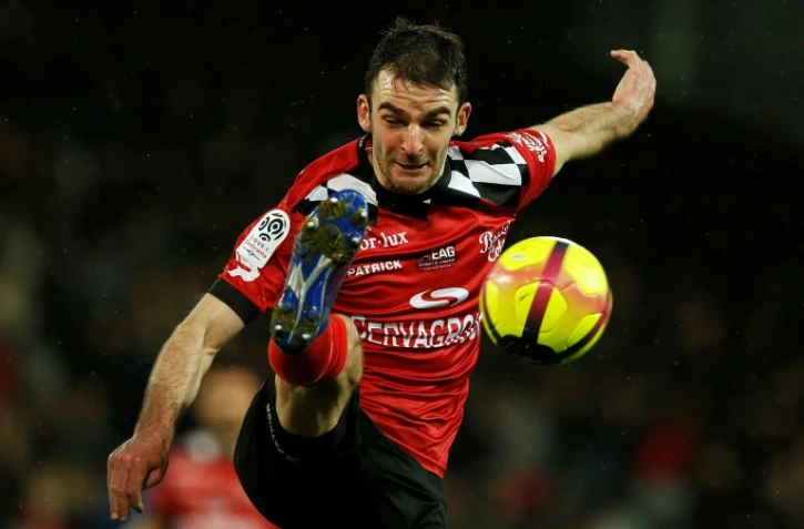 Le capitaine et milieu de terrain de Guingamp Christophe Kerbrat contrôle le ballon lors du match contre Reims au Roudourou, le 26 janvier 2019