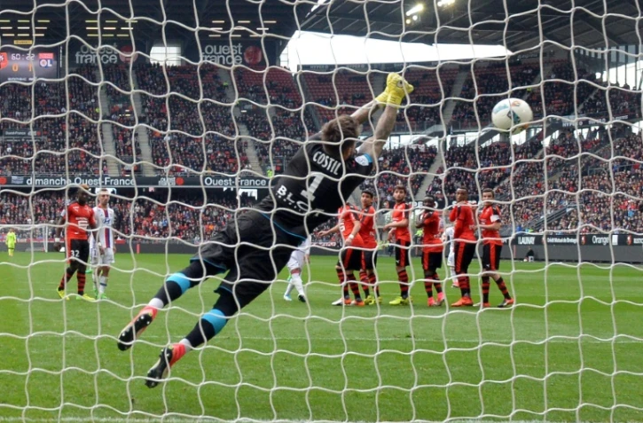 La parade du portier rennais Benoît Costil face au penalty d'Alexandre Lacazette, le 2 avril 2017 au Roazhon Park