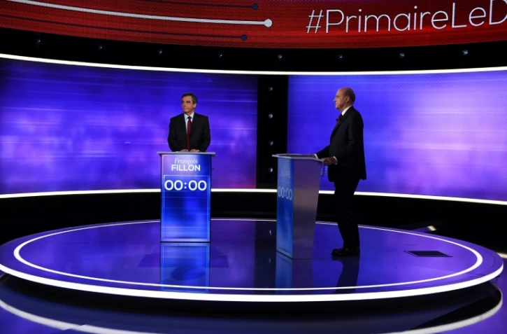 François Fillon et Alain Juppé lors de leur débat télévisé de l'entre-deux-tours de la primaire de droite le 24 novembre 2016 à Paris