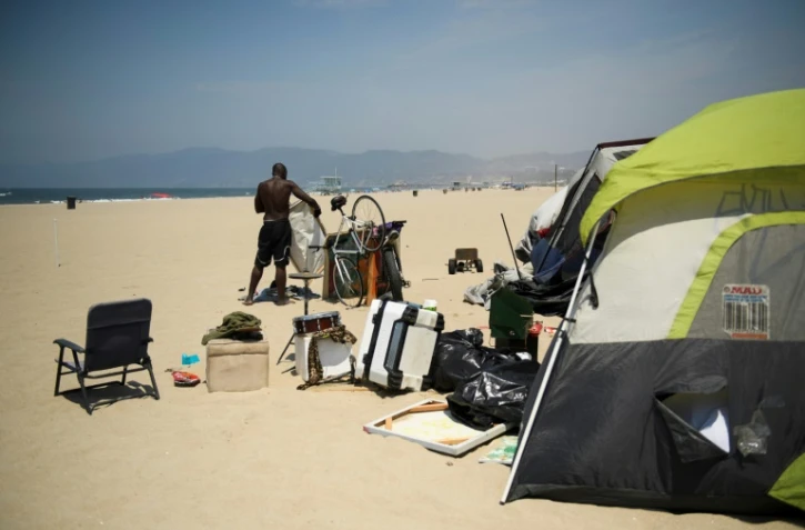 Rodrick Mims, 50 ans, sans-abri "chronique" depuis 15 ans, avec sa tente sur la plage de Venice Beach, en Californie, le 16 juin 2021