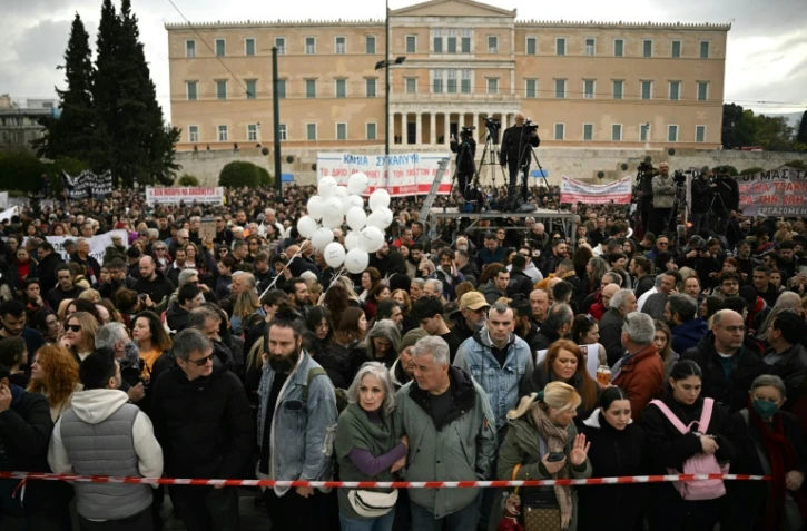 Manifestation pour commémorer l'accident de train de 2023, devant le Parlement grec, à Athènes, le 28 février 2025
