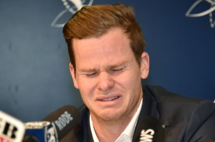 L'ancien capitaine de l'équipe australienne de cricket Steve Smith en larmes lors de sa conférence de presse à l'aéroport de Sydney, le 29 mars 2018