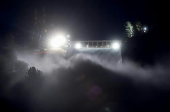 Lâcher d'eau depuis le barrage d'Oroville en Californie le 13 février 2017