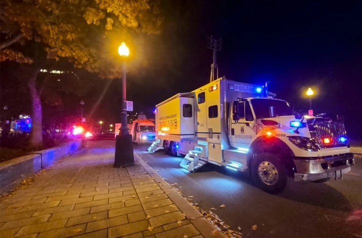 Un camion de police devant le bâtiment de l'Assemblée nationale après une attaque à l'arme blanche, le 1er novembre 2020 à Québec