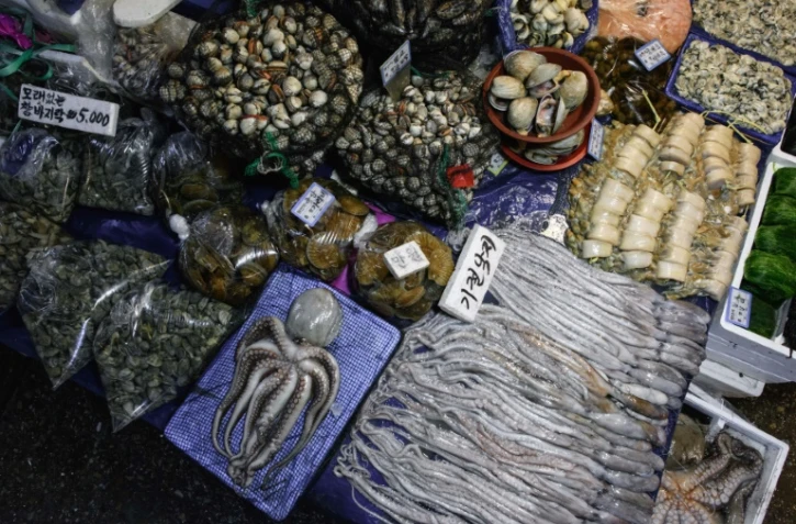 Pieuvres et coquillages sont présentés sur les étals du marché aux poissons de Séoul, le 4 février 2016