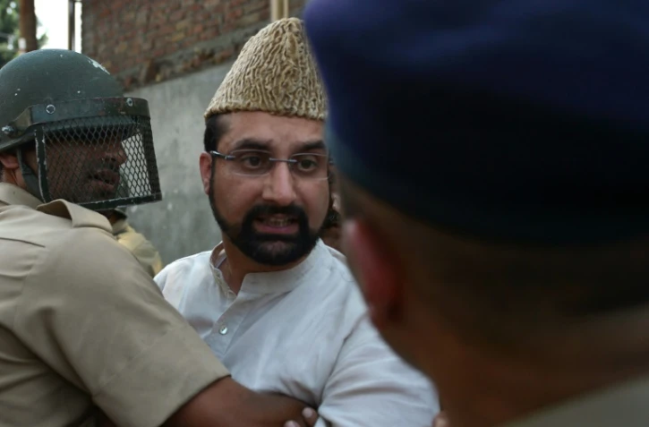 La police indienne interpelle Miwaiz Umar Farooq à Srinagar, le 13 juillet 2016