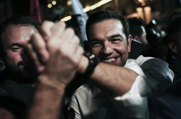 Le Premier ministre grec, Alexis Tsipras, congratulé par ses partisans à Athènes après sa victoire aux législatives, le 20 septembre 2015