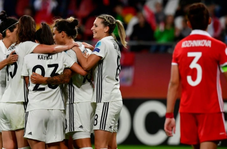 Les Allemandes se congratulent après un but contre la Russie, lors de l'Euro, le 25 juillet 2017 à Utrecht