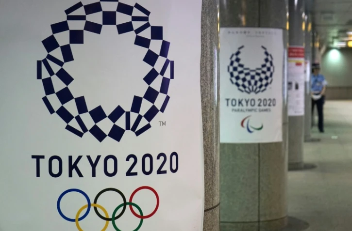 Les logos des Jeux olympiques 2020 affichés dans le métro, à Tokyo, le 21 juillet 2018