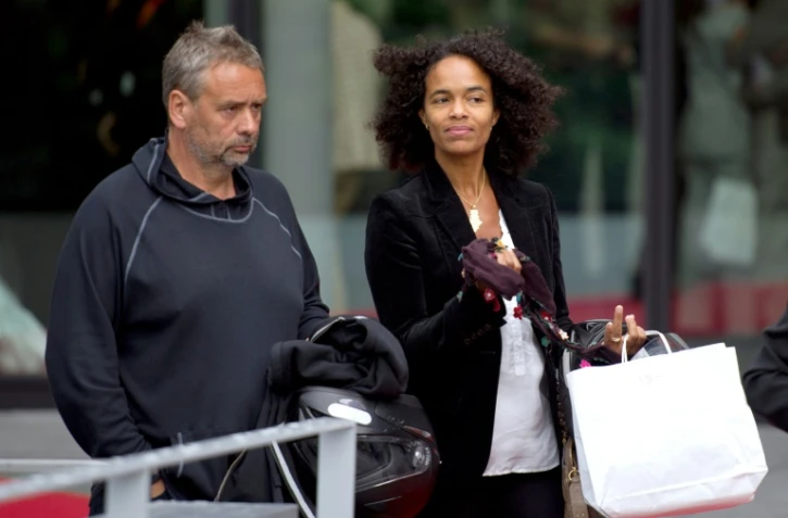 Le réalisateur Luc Besson et sa femme Virginie Silla, quittent l'inauguration de l'Institut du Cerveau et de la Moelle épinière (ICM), le 24 septembre 2010 à Paris