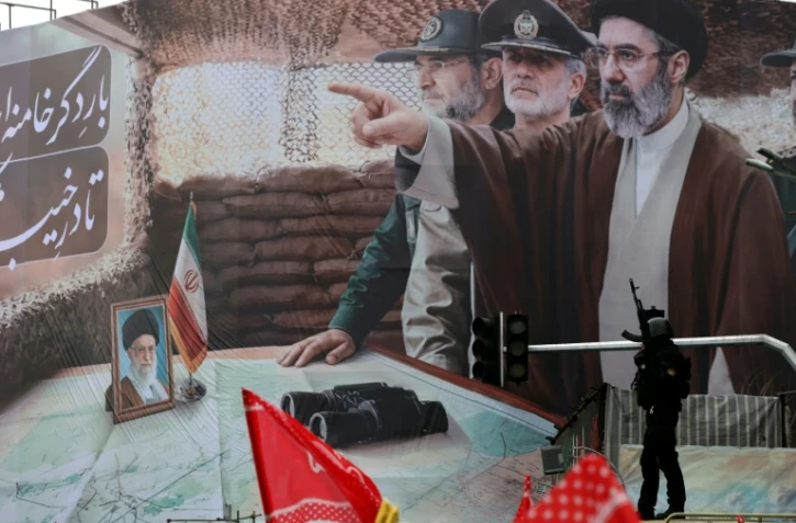 Un portrait géant du nouveau guide suprême iranien Mojtaba Khamenei à Téhéran, le 13 mars 2026