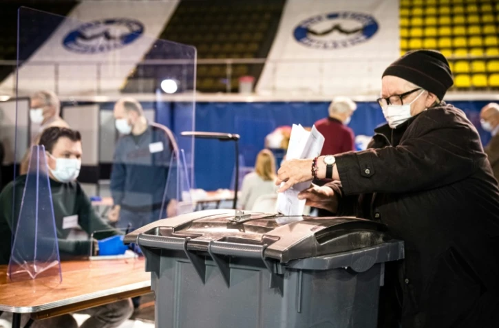 Une électrice vote pour les élections à la chambre des représentants néerlandaise, le 15 mars 2021 à Eindhoven