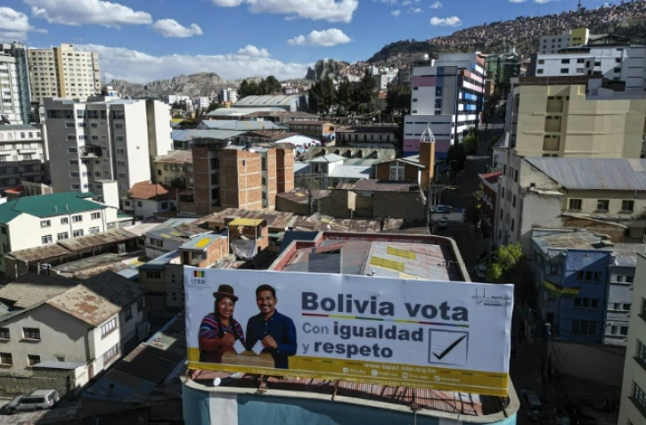 Vue aérienne montrant un panneau d'affichage faisant la promotion de l'élection présidentielle, à La Paz le 16 août 2025, à la veille des élections générales.