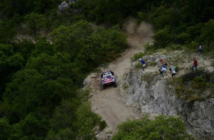 Stéphane Peterhansel au volant de sa Peugeot lors de la 12e et avant-dernière étape du Dakar, le 15 janvier 2016 à Villa Carlos Paz en Argentine