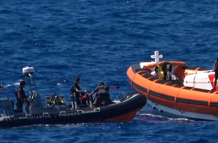 Des militants de l'ONG Proactiva Open Arms viennent au secours d emigrants près de l'île italienne de Lampedusa le 20 août 2019, sur une capture d'écran d'une vidéo de Local Team