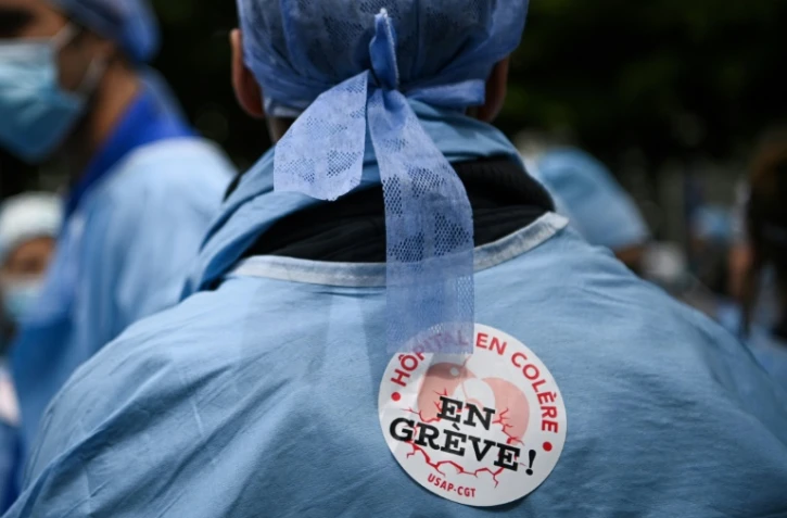 Une infirmière anesthésiste participe à une manifestation devant l'hôpital européen Georges-Pompidou à Paris, le 17 mai 2021